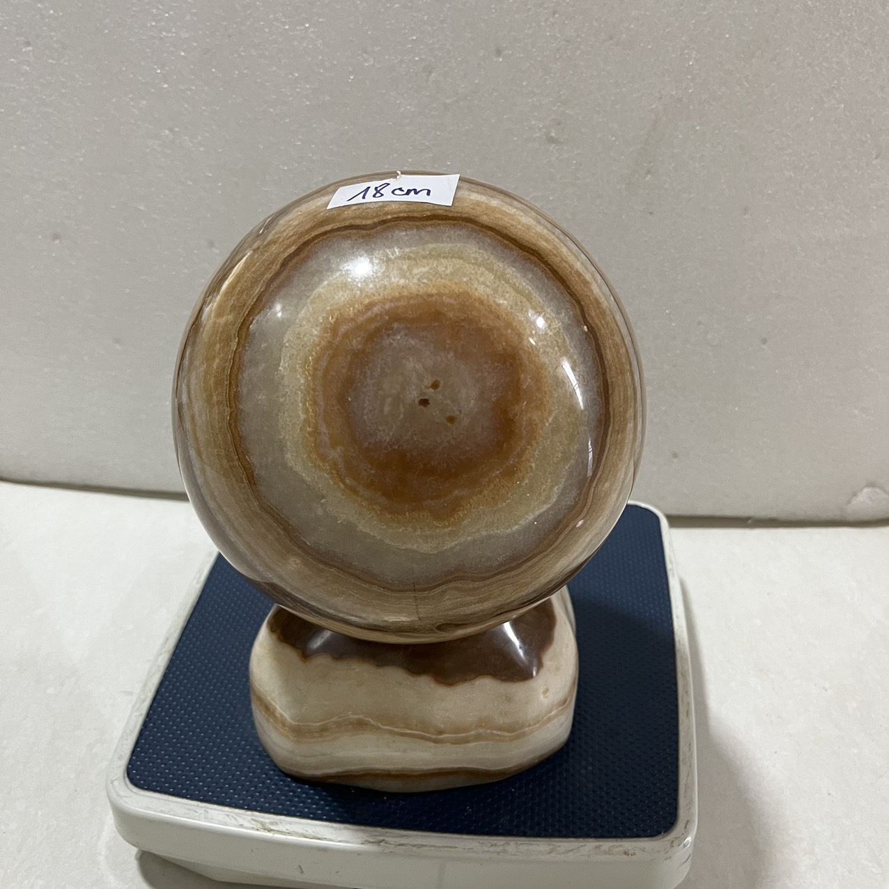 Cầu bi đá tự nhiên đường kính 18 cm, nặng 11 kg có đế màu vàng vân cực đẹp cho người mệnh Kim và Thổ