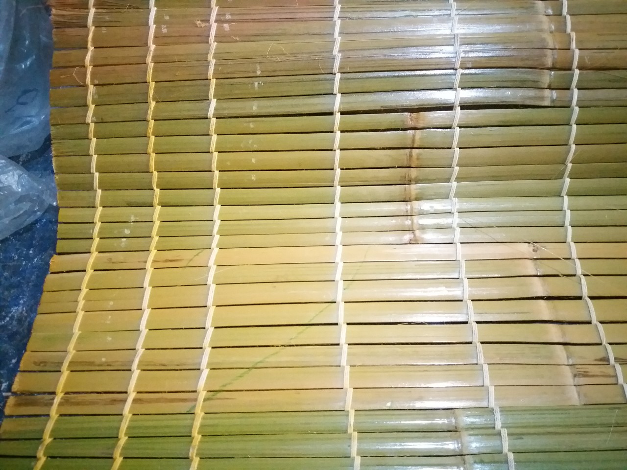Mành tre nắng cật cạo vỏ bỏ lõi che mưa nắng ,rèm sáo treo cửa sổ ,hành lang lối đi sơn pu màu tự nhiên