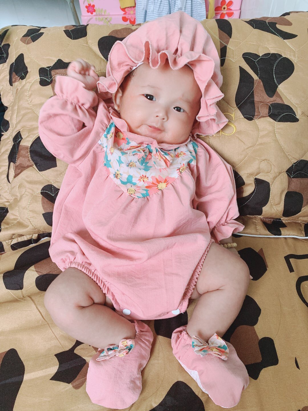Body mũ hồng bé gái sơ sinh đến 12kg, Bodysuit phối hoa kèm nón và giày siêu cưng