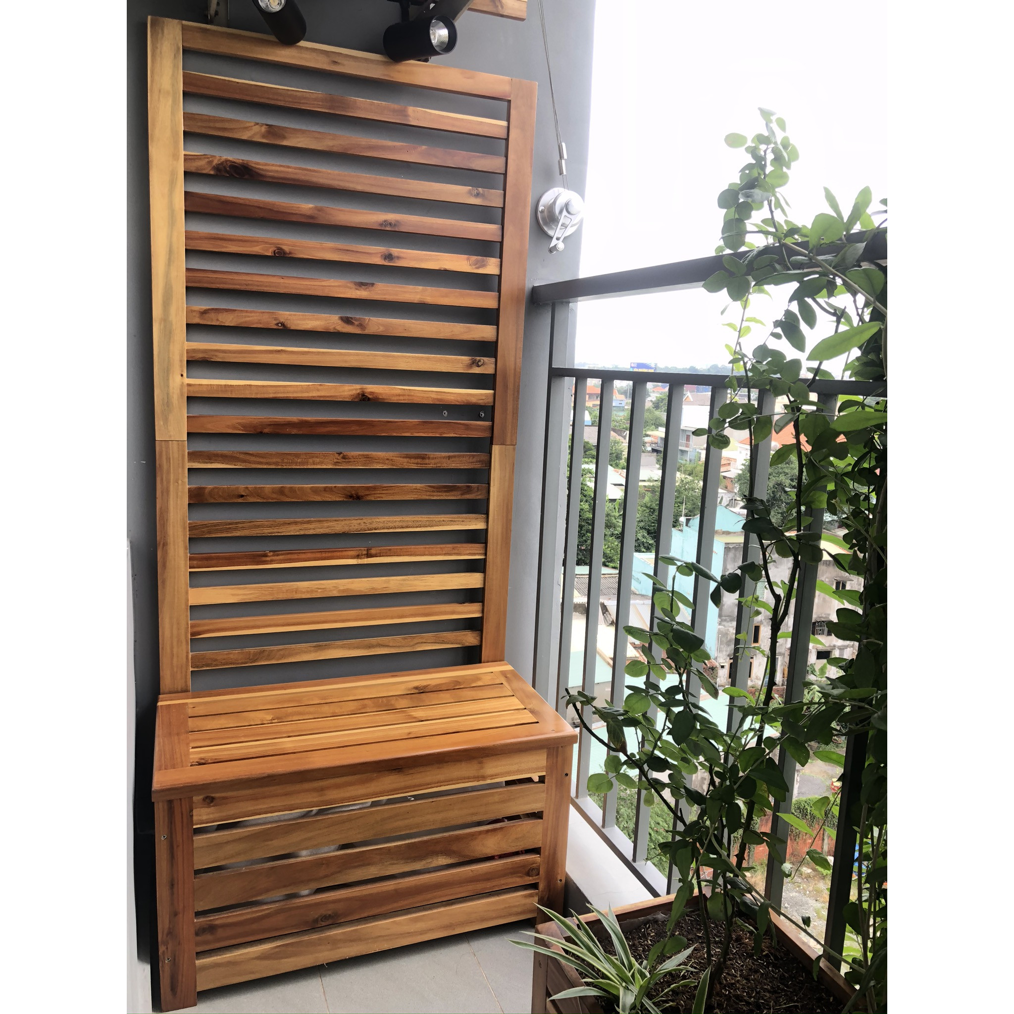 Băng ghế ngồi kết hợp ngăn cất đồ và vách gỗ trang trí ban công