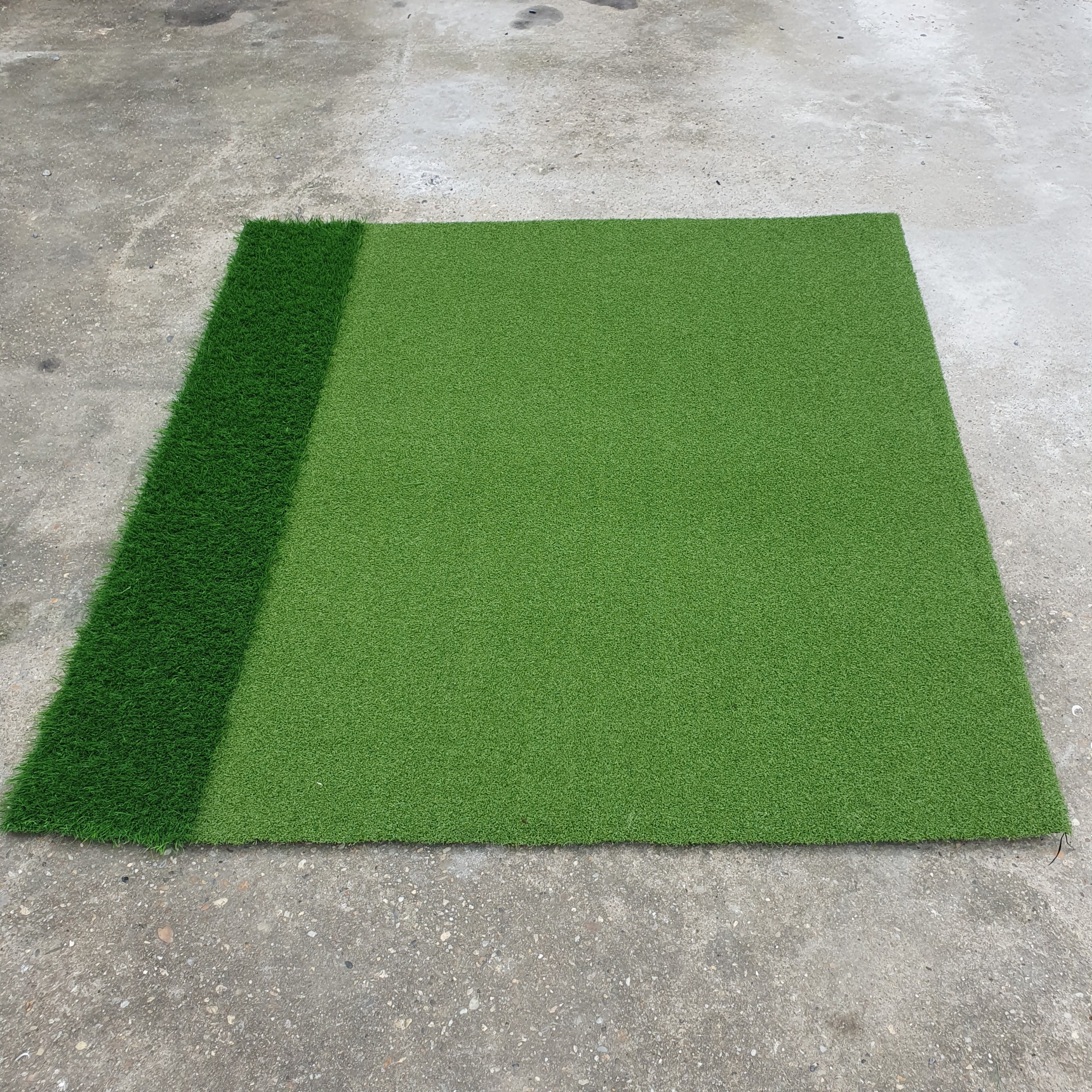Thảm Tập Swing Golf ECO : Cao cấp, Đàn hồi tốt, có cỏ tập chíp, kèm Tee cao su.