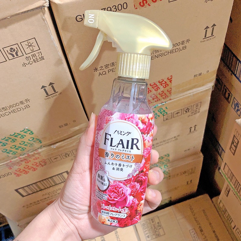 Chai xịt thơm và làm phẳng quần áo hương hoa Kao Flair Fragrance Nhật Bản 270ml