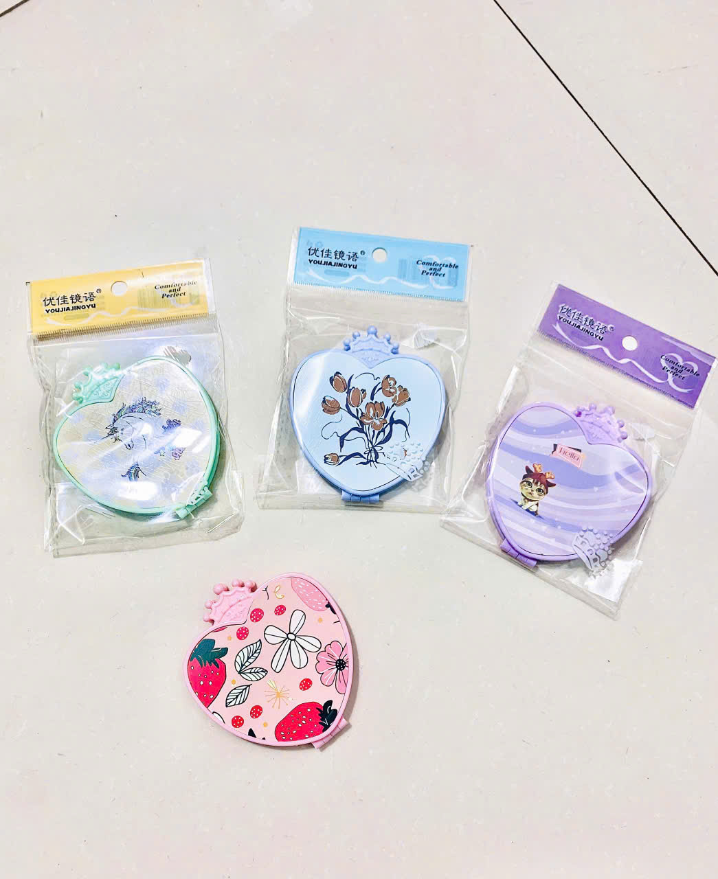 Gương Trang Điểm Mini Gấp Gọn Họa Tiết - Phù Hợp Mang Đi Mọi Lúc, Giao Màu Ngẫu Nhiên - HÀNG CHÍNH HÃNG MINIIN
