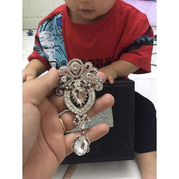 Mặt đá cài váy cưới