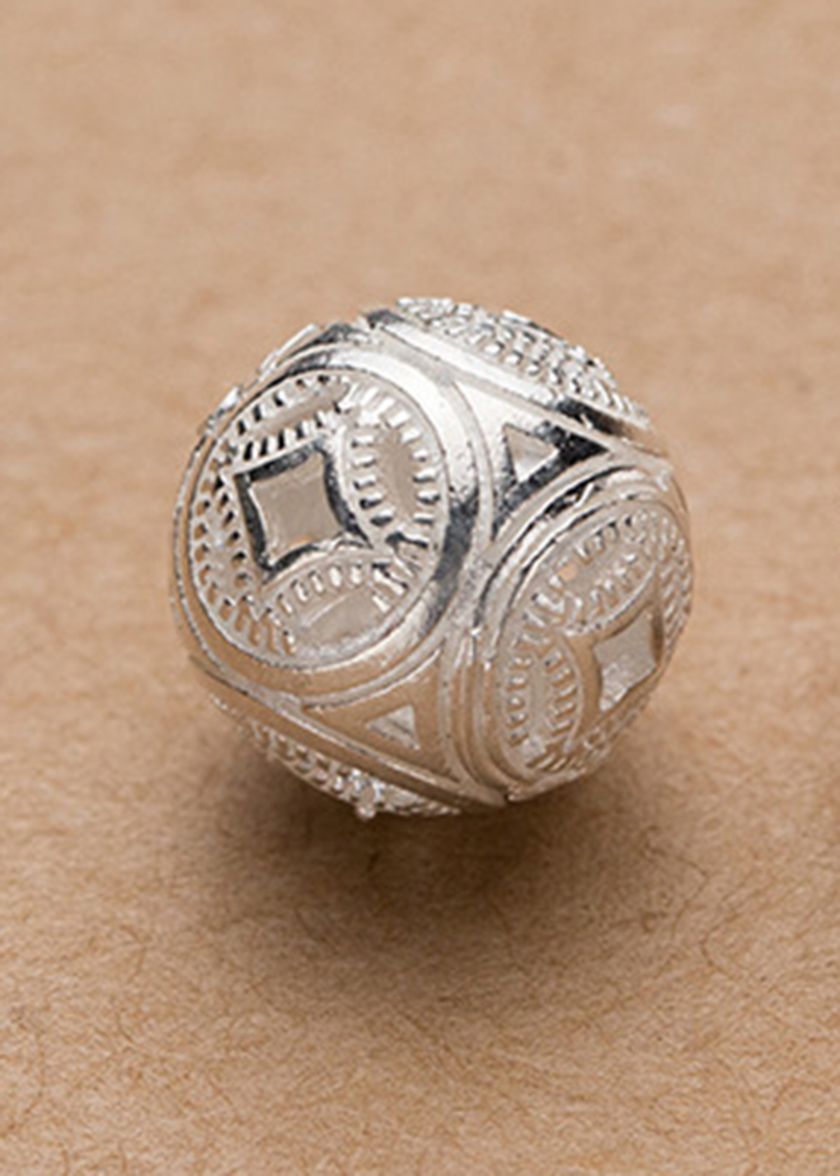 Charm bạc tròn họa tiết đồng tiền xỏ ngang - Ngọc Quý Gemstones