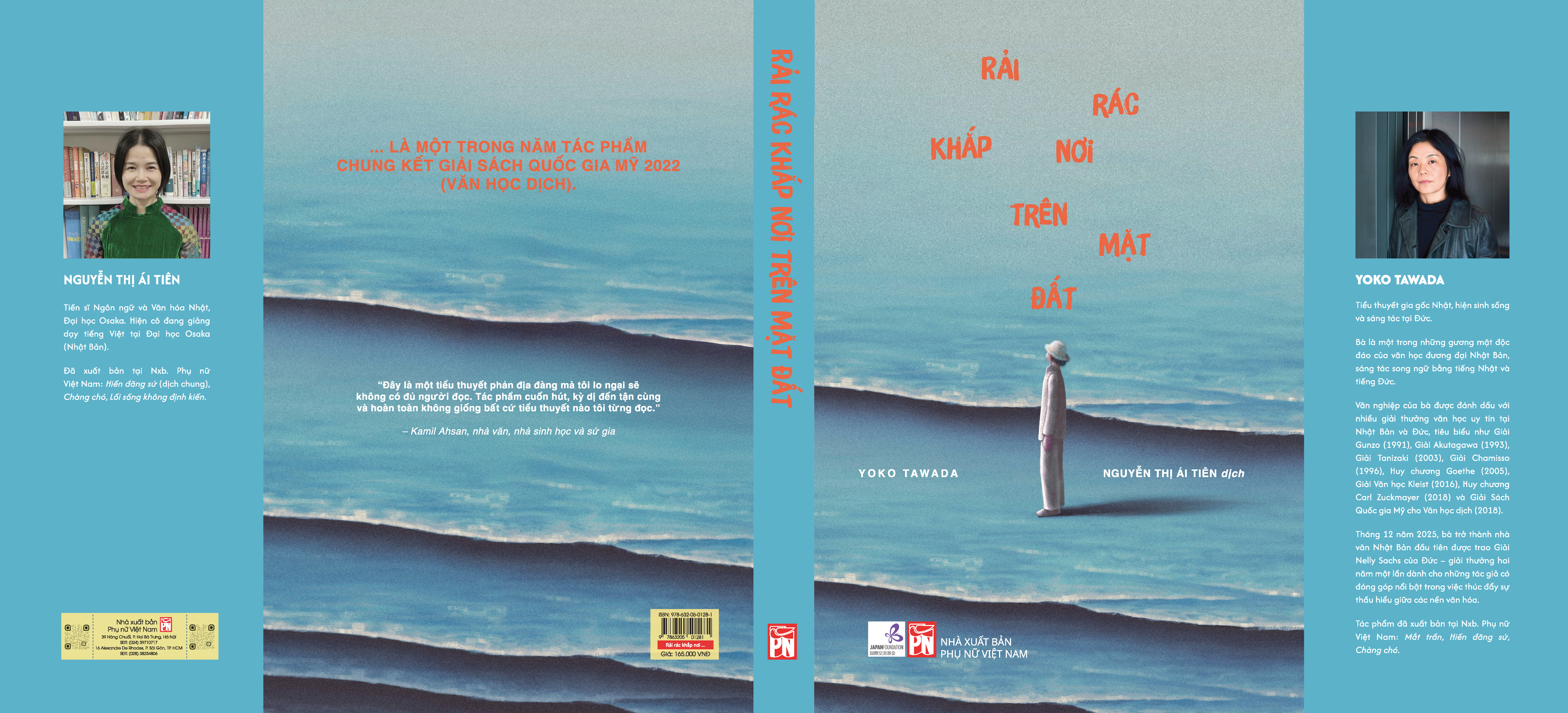 Sách Rải Rác Khắp Nơi Trên Mặt Đất