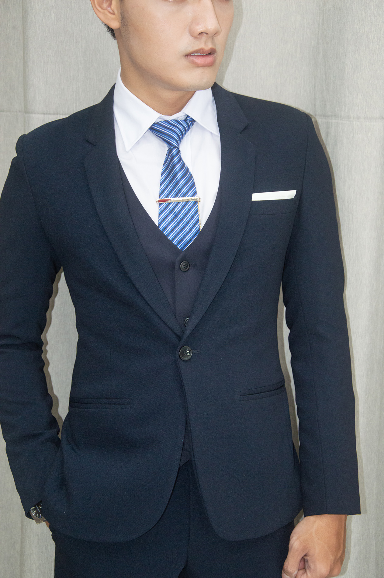 Bộ vest nam 1 nút và gile ôm body màu xanh đen chất liệu vải co dãn thoáng mát