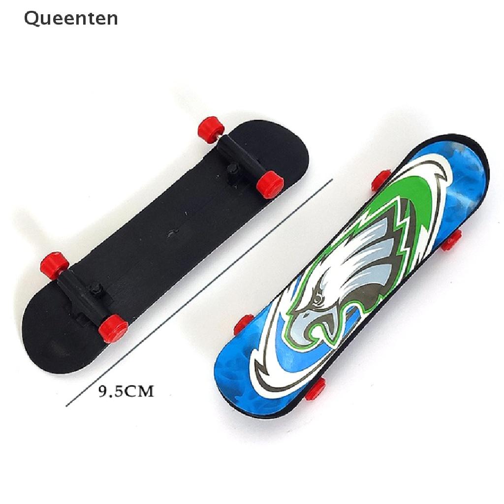 Queenten 1x Mini Finger Skateboard Plastic Finger Skate Scooter Boys Mini Skateboard Toy QT