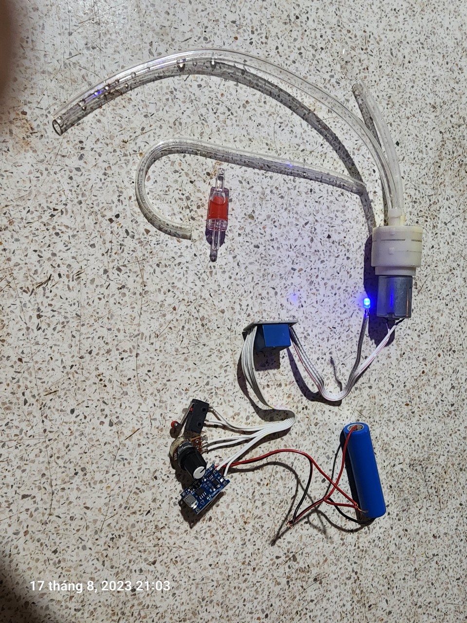 Bộ rót rượu tự động dùng pin ráp sẵn như hình