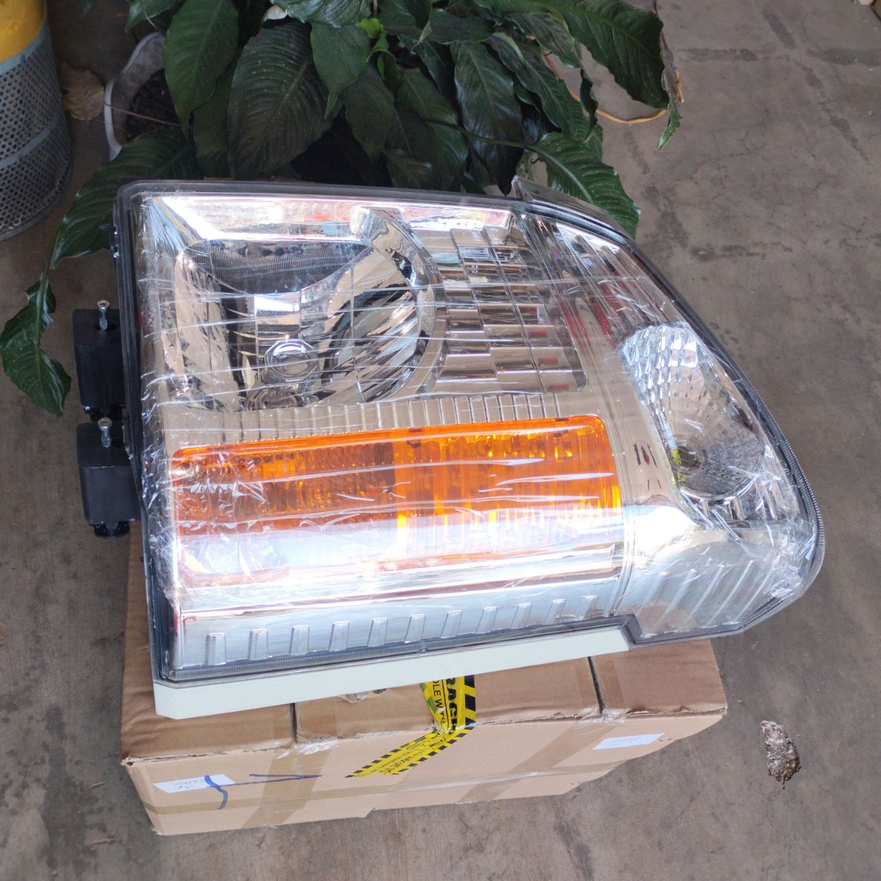 Đèn pha xe tải Cửu long 9 tấn, ben TMT 7 tấn, Dongfeng Việt Trung 5 tấn. Mã sản phẩm DC - 22 - 01 (1049/1059)