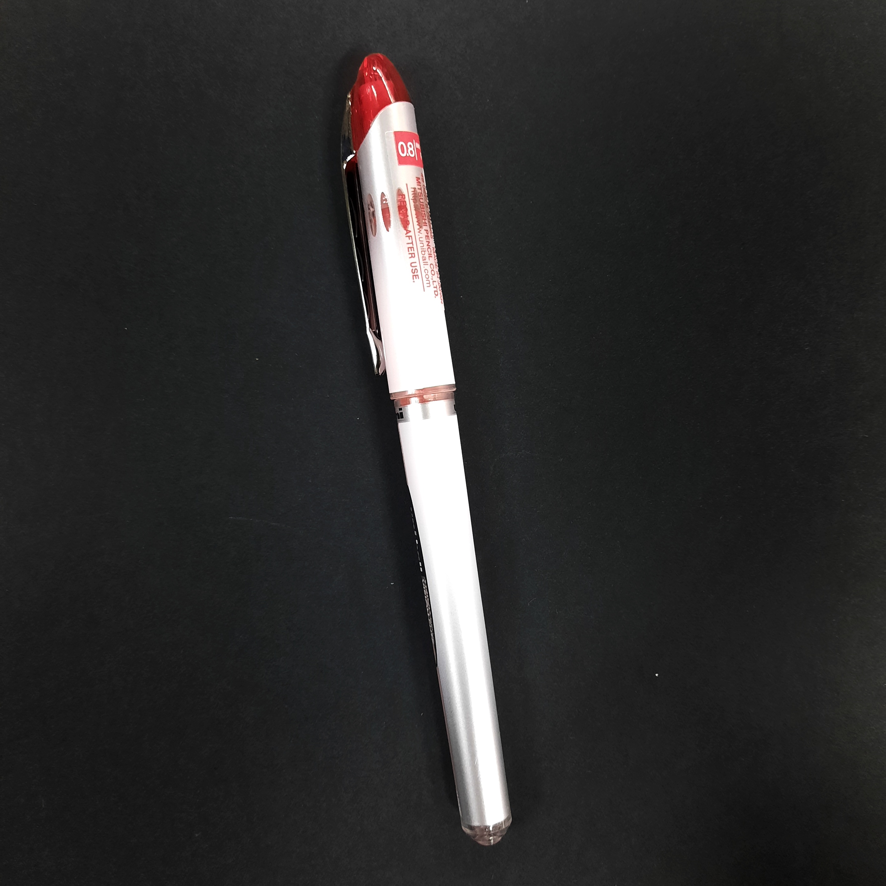 Bút nước uni-ball UB 200 ngòi 0.8mm.