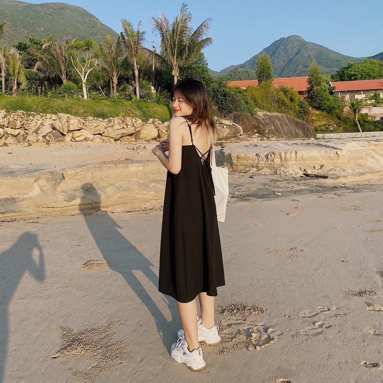 Đầm 2 dây dáng suông, Đầm đen hở lưng đi biển Cao Cấp cột nơ sau vải cotton mát mẻ, quyến rũ MiNhi