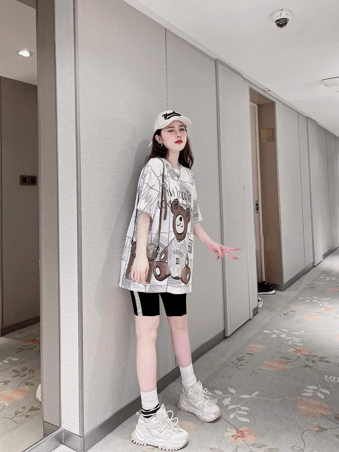 Đồ bộ thun ngố viền kim tuyến in 3d hình gấu (2 màu đen, trắng)