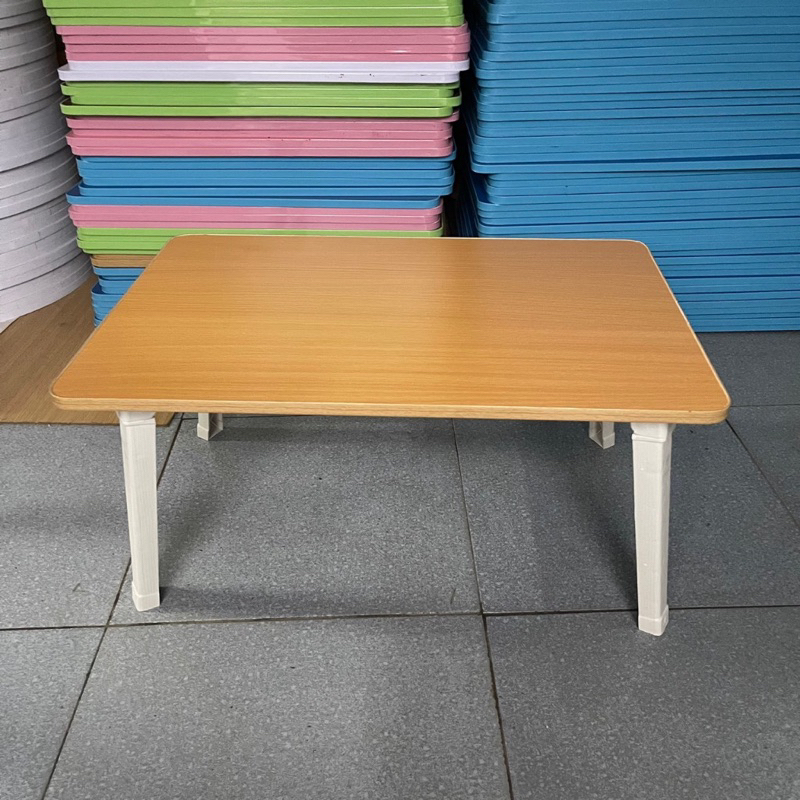 Bàn học gấp gọn mặt gỗ chân nhựa - giao màu ngẫu nhiên
