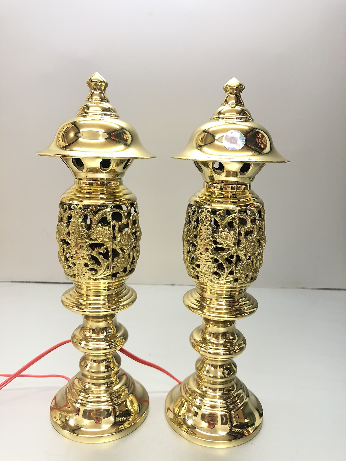 ĐÔI ĐÈN THỜ BẰNG ĐỒNG VÀNG MẪU ĐÈN QUẢ DỨA CỠ BÉ KH12076