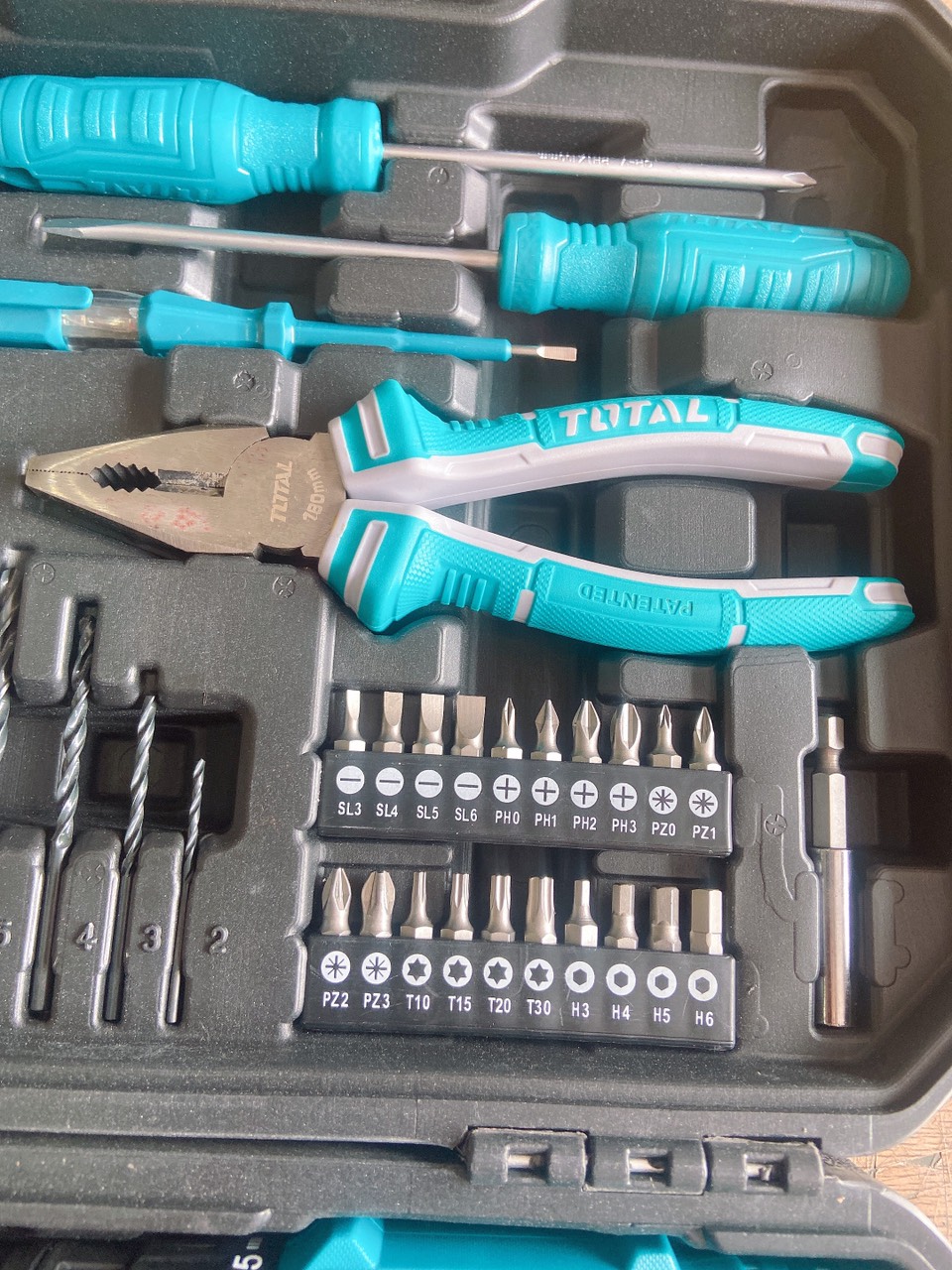 Bộ máy khoan dùng pin và 81 chi tiết Total THKTHP10812