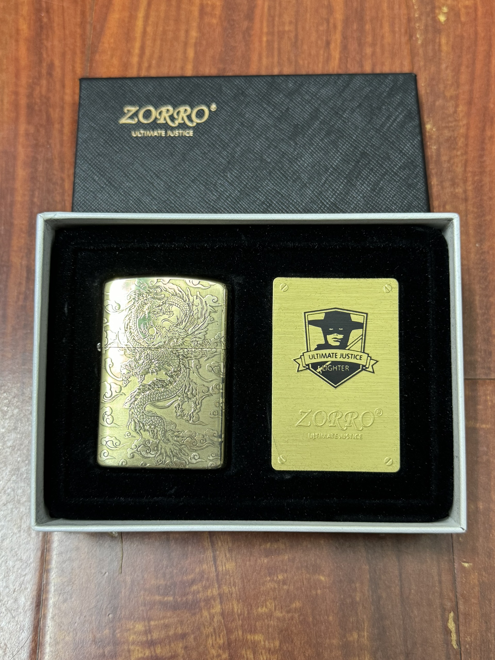 Vỏ Hột Quẹt Bật Lửa Xăng Đá Zorro ZT052A Khắc Họa Tiết Rồng Vàng Tài Lộc (Không Có Xăng)