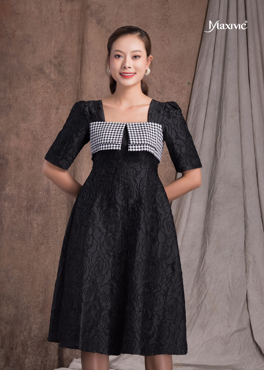 Đầm Đen Hoa Nổi Cổ HQ Caro Maxivic M012207