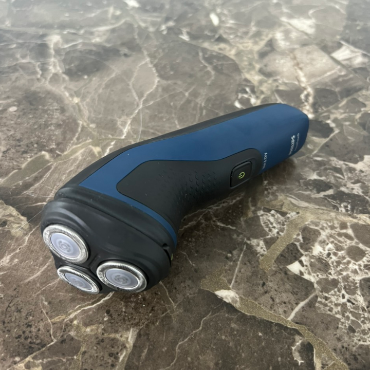 Máy Cạo Râu Thương Hiệu Cao Cấp Philips AquaTouch S1121 Hệ thống lưỡi cạo ComfortCut - HÀNG NHẬP KHẨU