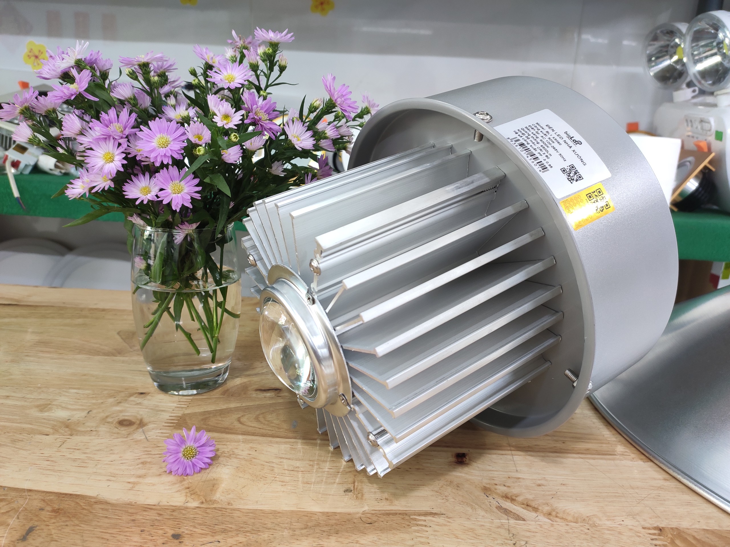 Đèn led nhà xưởng 100w / Ánh sáng 6000K - Trắng / Chính hãng Biglai / Chuyên dùng cho nhà kho nhà xưởng