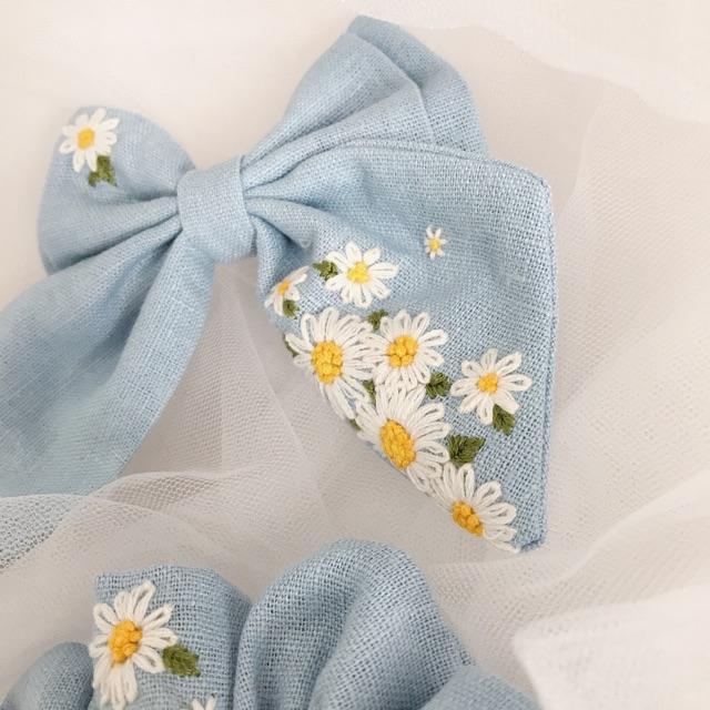 Nơ và scrunchies linen xanh da trời thêu cúc hoạ mi