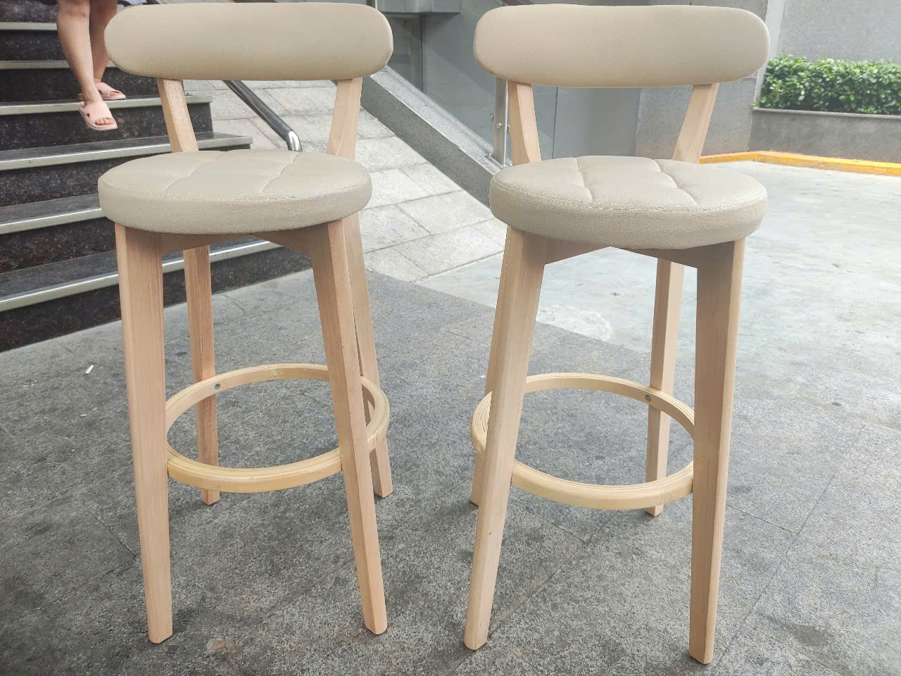 Ghế đảo bếp khung gỗ cao 62cm CB BEE-62W Nội thất Capta Ghế bar gỗ có lưng nệm bọc giả da kem đen cam đất stool chair hcm city