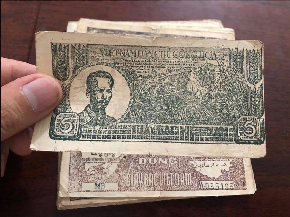 Tiền Việt Nam xưa 5 đồng giấy rơm cụ Hồ, kèm bao nilong bảo quản.