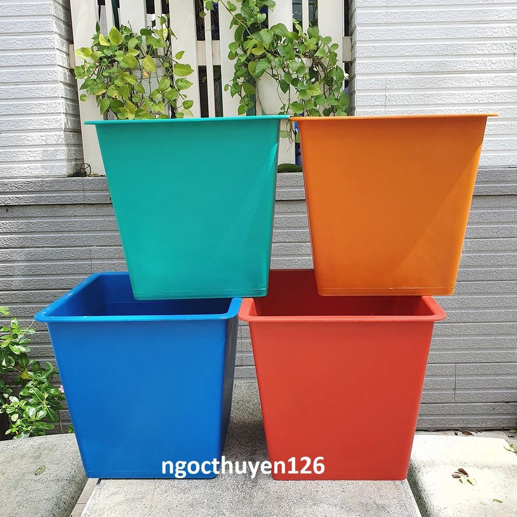 Bộ 04 chậu trồng hoa hình vuông nhựa cứng size 30x30x28cm - trắng hoặc màu