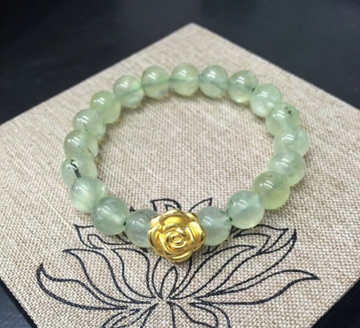 Vòng tay phong thủy đá Prehnite 10 ly mix Charm Hoa Hồng Bạc Mạ Vàng 24K