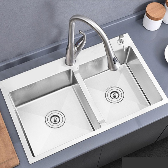 Combo chậu rửa chén bát inox hai hố cân 8245, vòi rửa bát cổ ngỗng nóng lạnh, bộ xả chậu, bình xà phòng, rá inox gác chậu