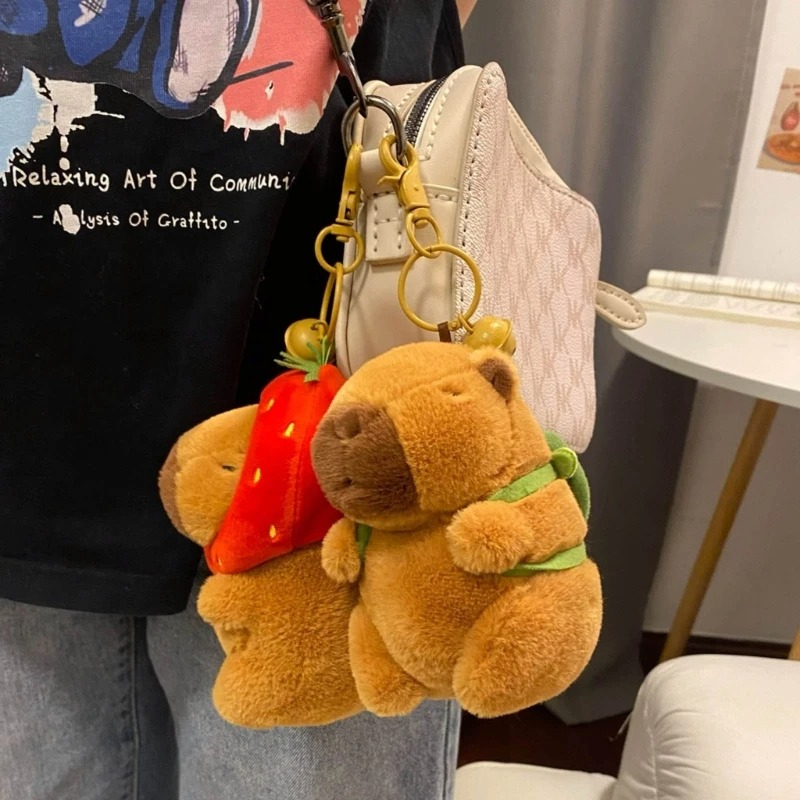 Móc khoá Capybara 12 cm vô tri hài hước, thú nhồi bông chuột lang nhiều mẫu mã đeo balo, đội mũ dâu, gấu bông Capybara có tóc Hồng Nâu