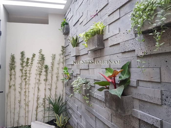 Chậu hình chữ nhật dài 30cm trồng cây treo tường, ốp tường ban công treo giếng trời bằng đá ong xám KT S10xC15xD30cm