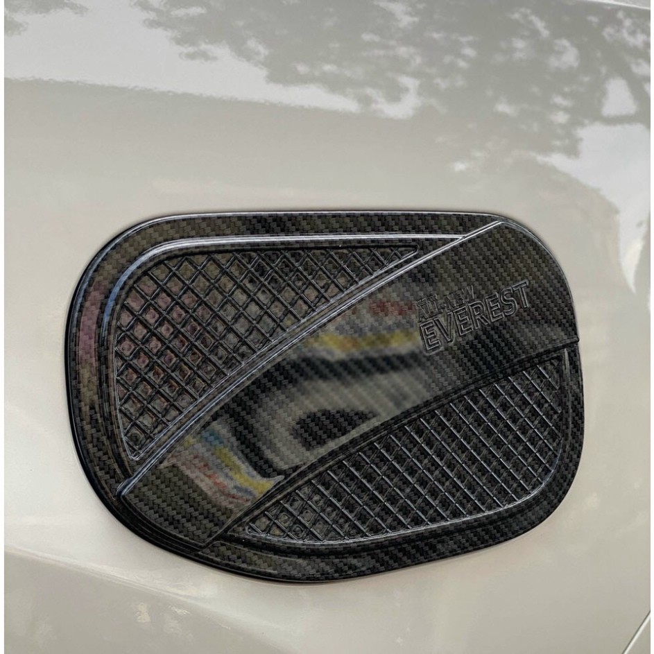 Ốp nắp bình xăng carbon xe Ford Everest 2017-2021 vân Cacbon cao cấp