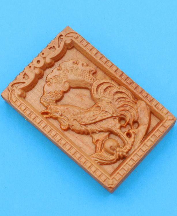 Mặt gỗ hoàng đàn - 12 con giáp - khắc hình tuổi Dậu MGCG2