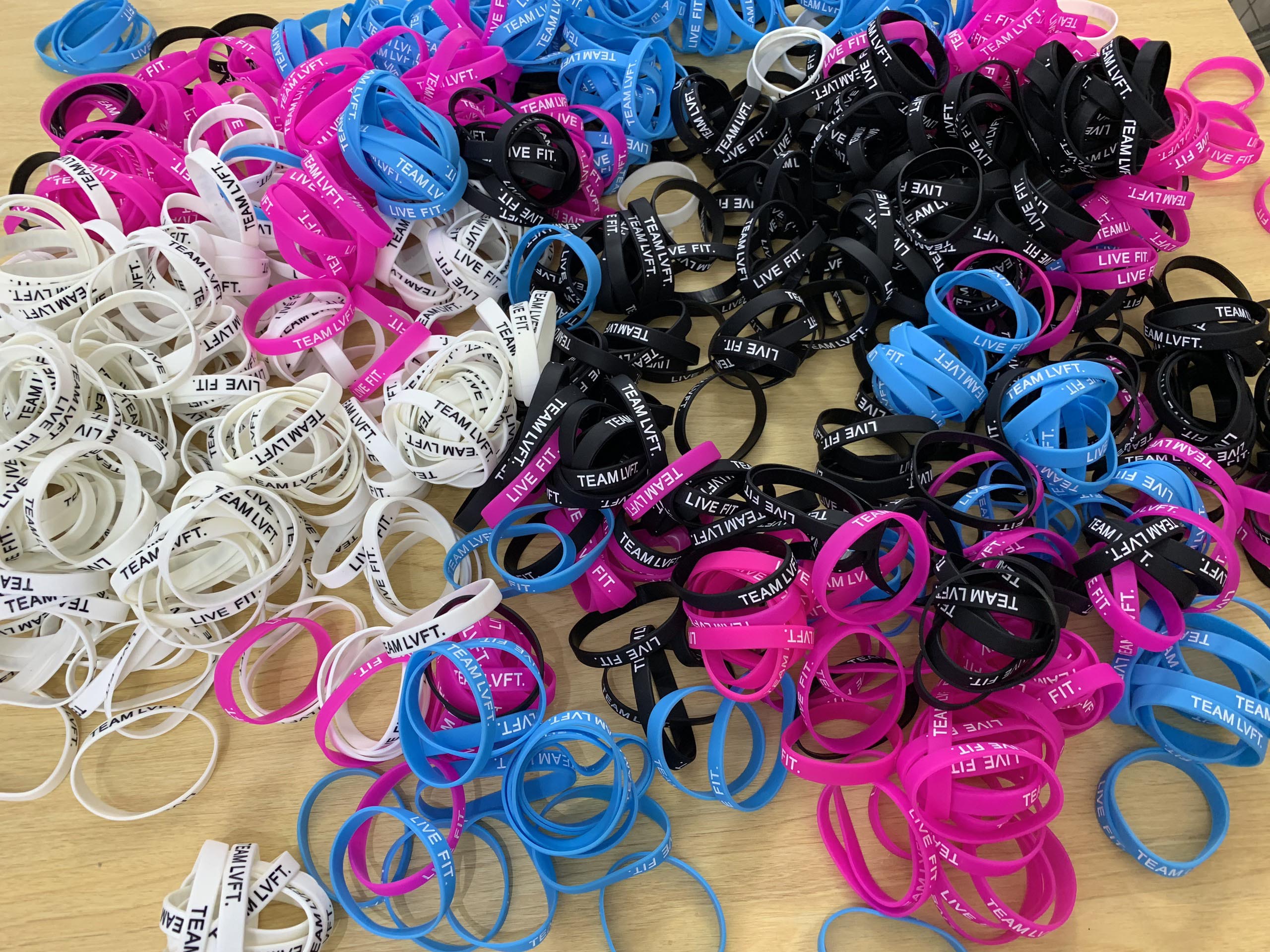 Vòng tay cao su LIVE FIT bản nhỡ, màu sắc xinh xắn, có thể dùng theo nhóm để tạo màu sắc riêng