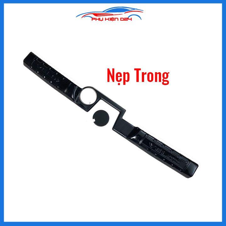 Ốp chống trầy cốp Veloz 2022-2023 vân titan bảo vệ cốp sau xe chống va đập