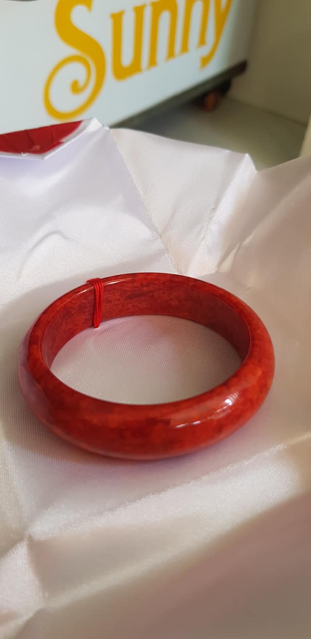 Vòng Cẩm Thạch mới Bản Hẹ Đỏ 56mm x cao 15mm x dầy 7,5mm màu đỏ bông bông đều đậm đẹp nữ mệnh hỏa mệnh thổ 54kg - 65kg đeo hợp ạ