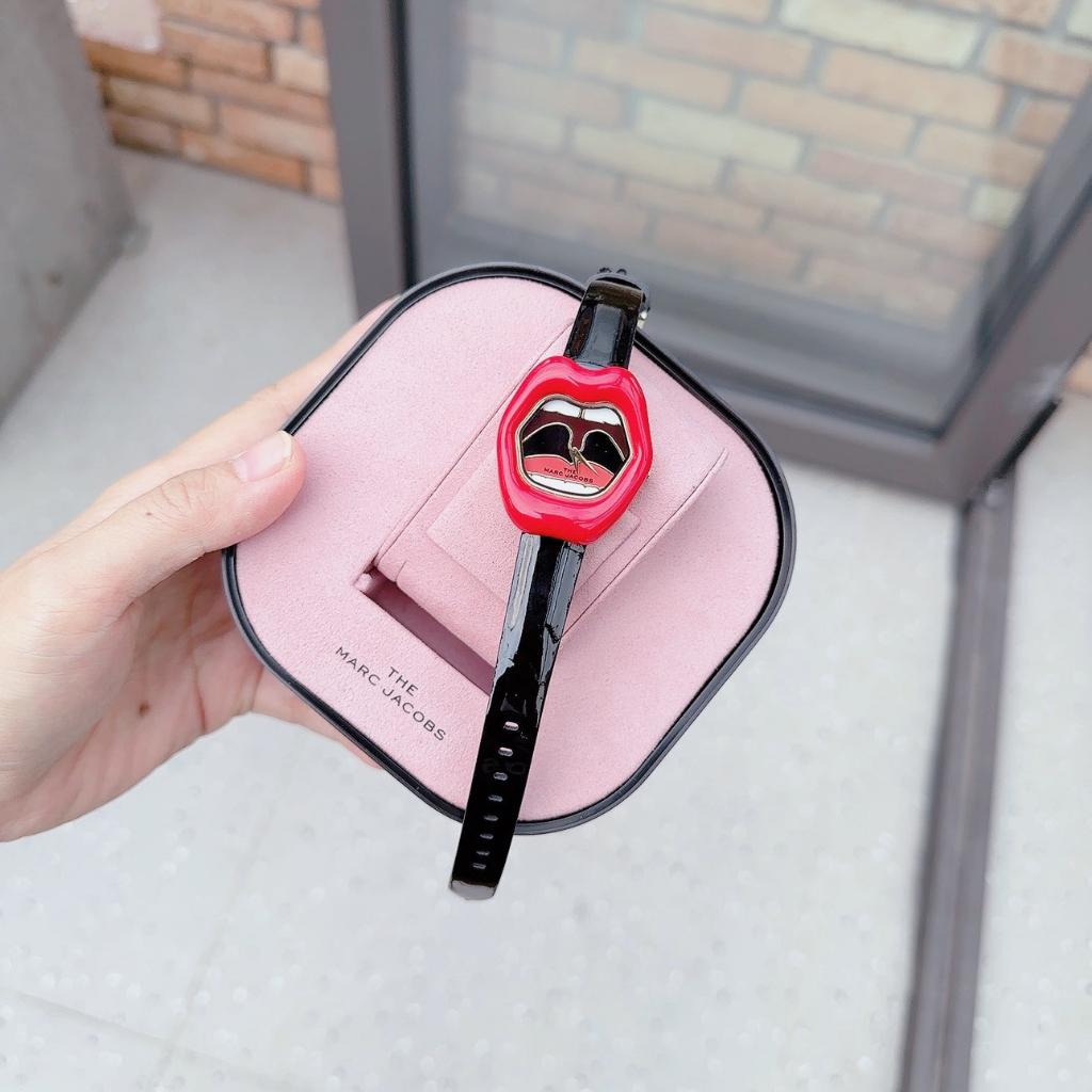 Đồng Hồ Nữ Marc Jacobs The Lip MJ0120190889 hình chiếc môi sắc màu, dây da đen (size 38mm)