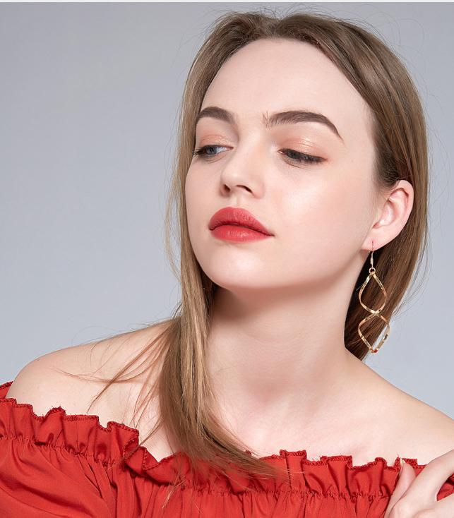 Khuyên tai dáng dài vặn xoắn đang hot BT163