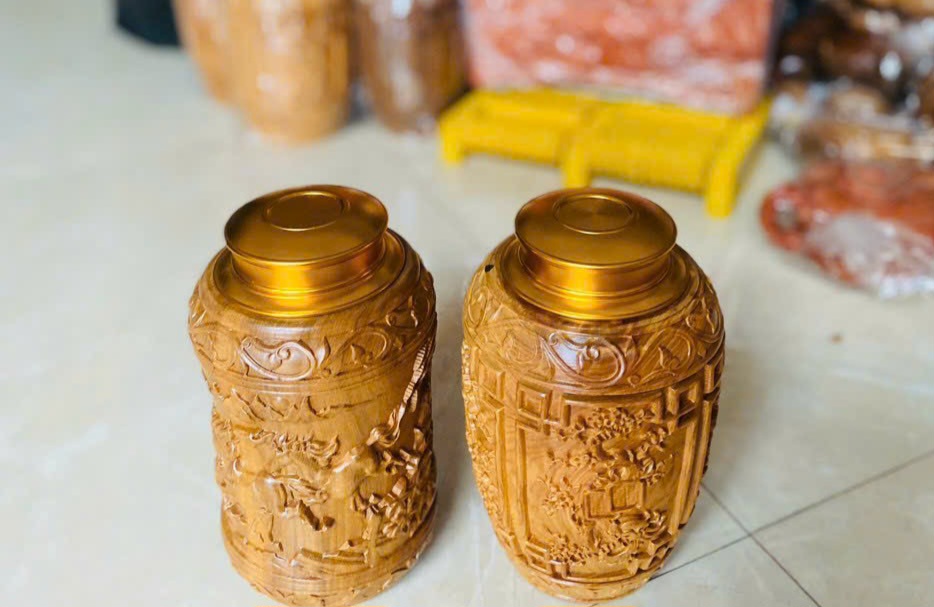 Hộp đựng trà khắc nhiều hoa văn khắc nhau bằng gỗ bách xanh kt 20×10cm