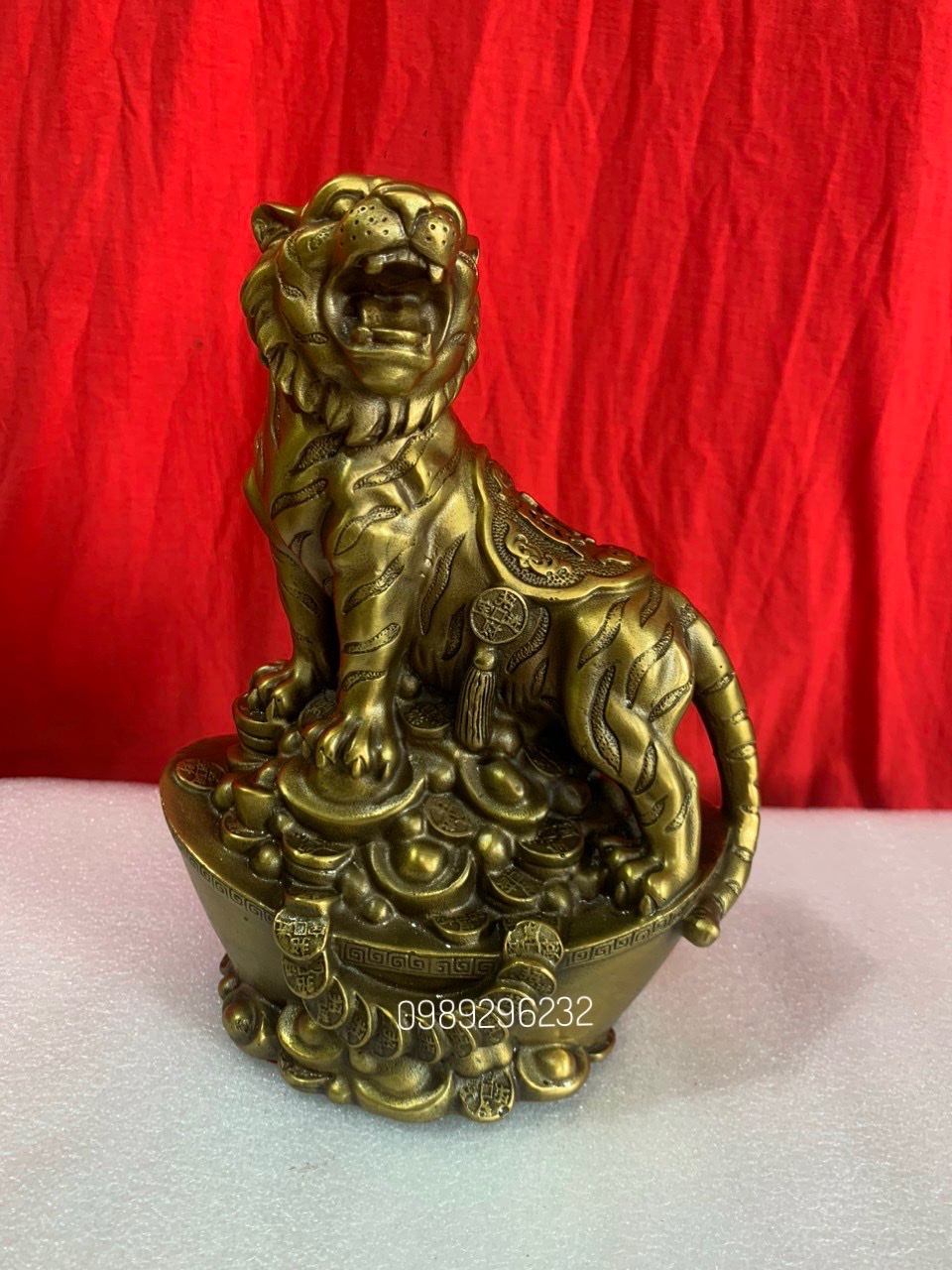 Tượng Hổ đứng trên thỏi vàng phong thuỷ bằng đồng