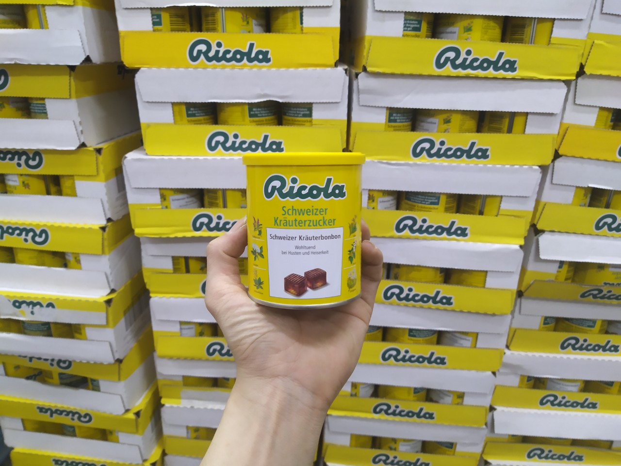 Kẹo ngậm đau họng Ricola Shweizer Krauterzucker tạo cảm giác dịu nhẹ và thơm mát miệng và cổ họng - QuaTangMe Extaste