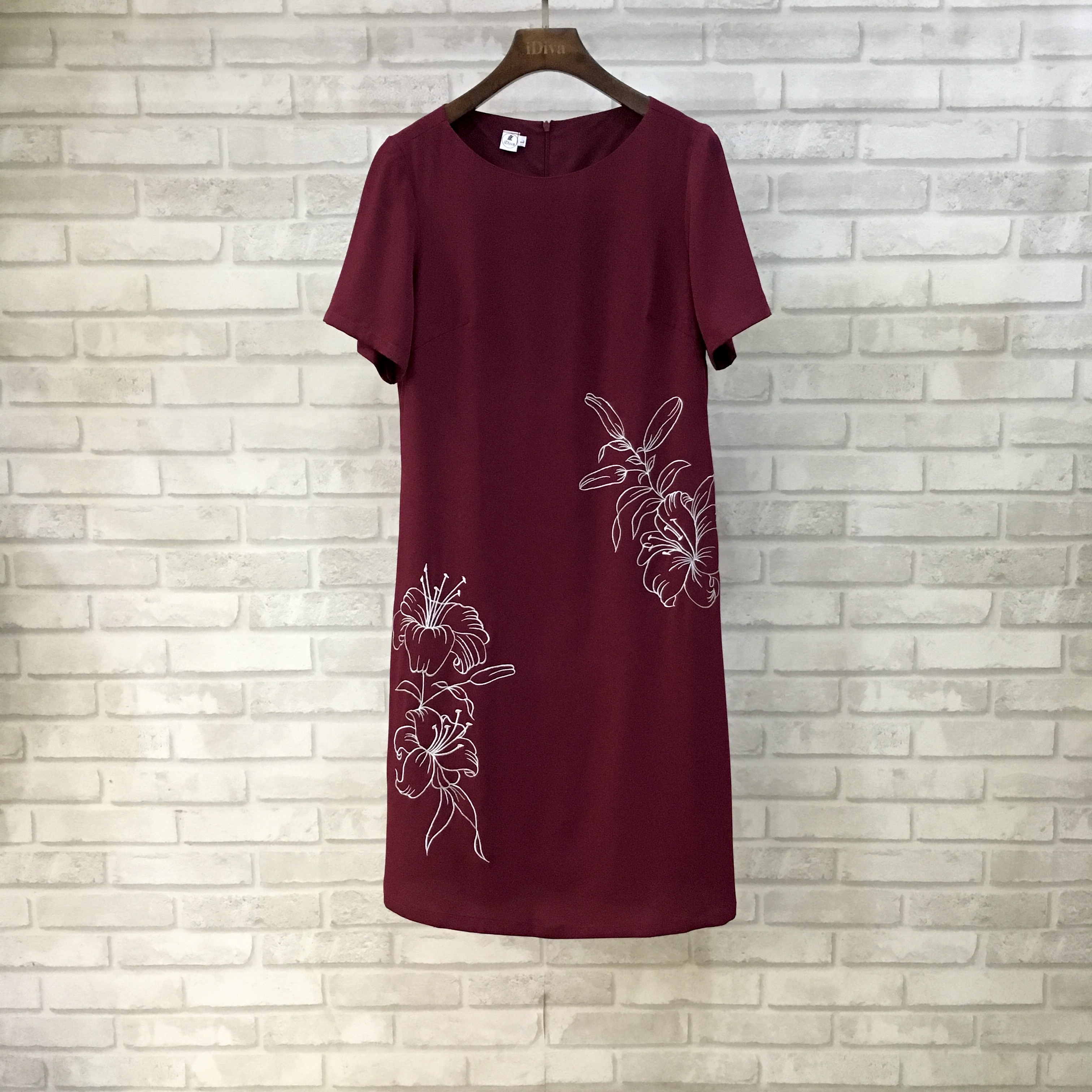 Đầm trung niên cao cấp iDiva D14-35, đầm lụa hoa thêu, mềm mại, sang trọng, dáng suông nhẹ bigsize phù hợp u50 dự tiệc &amp; dạo phố