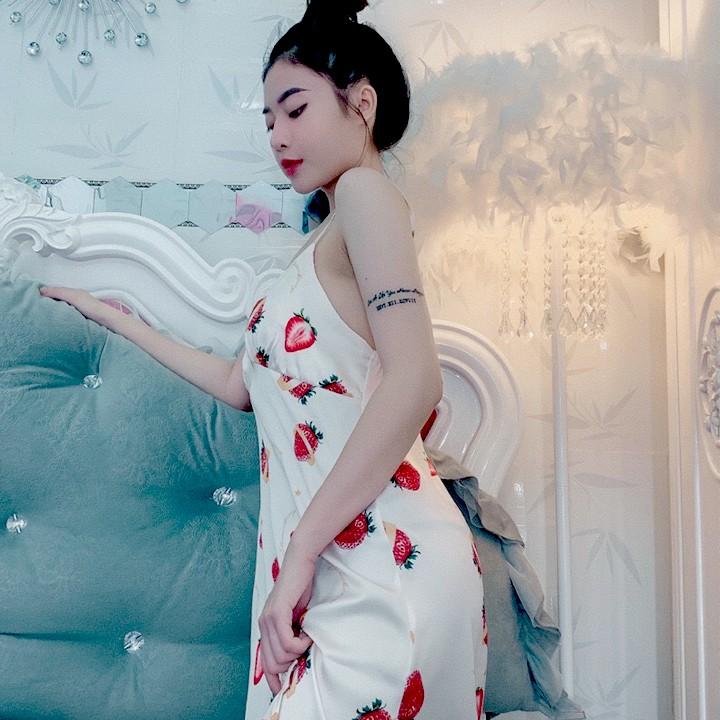 Váy ngủ lụa 2 dây họa tiết dâu tây dễ thương hàng nhập cao cấp có kèm đệm ngực Kèm video thật shop tự quay cận chất vải