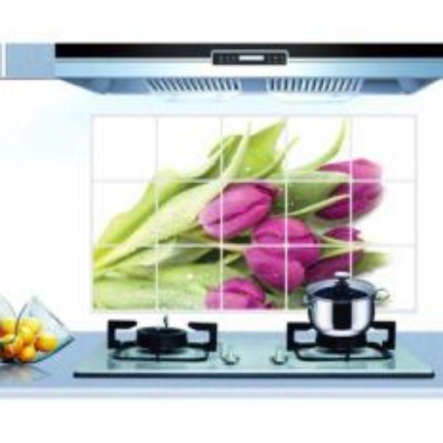 Decal bếp tráng nhôm cách nhiệt, giao mẫu ngẫu nhiên hoặc chat với shop để chọn mẫu.