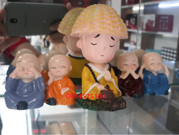 Bộ Tượng 5 Chú Tiểu nhiều tư thế Dùng Để Trang Trí Ô Tô, Bàn Làm Việc, tượng phong thủy. 5 chú tiểu bằng gốm sứ.Bộ Tượng Chú Tiểu Hòa Thượng