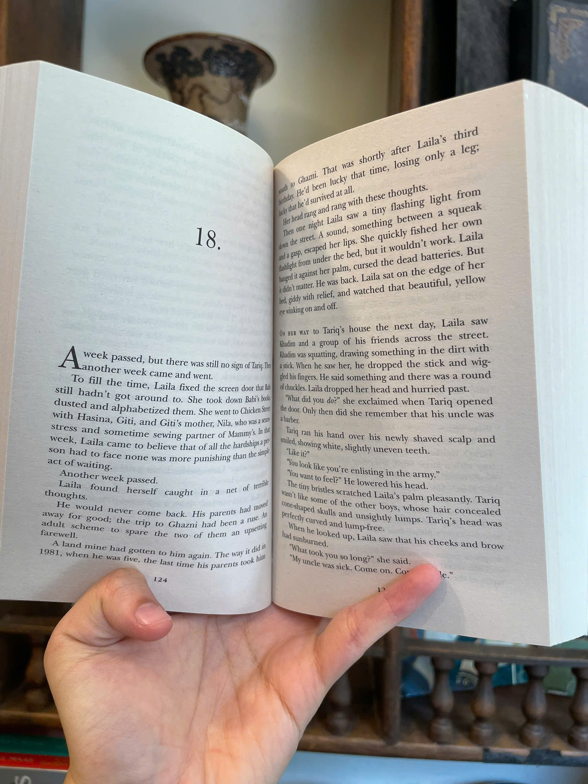 Sách - A Thousand Splendid Suns by Khaled Hosseini - Fiction/Historical Fiction book in English