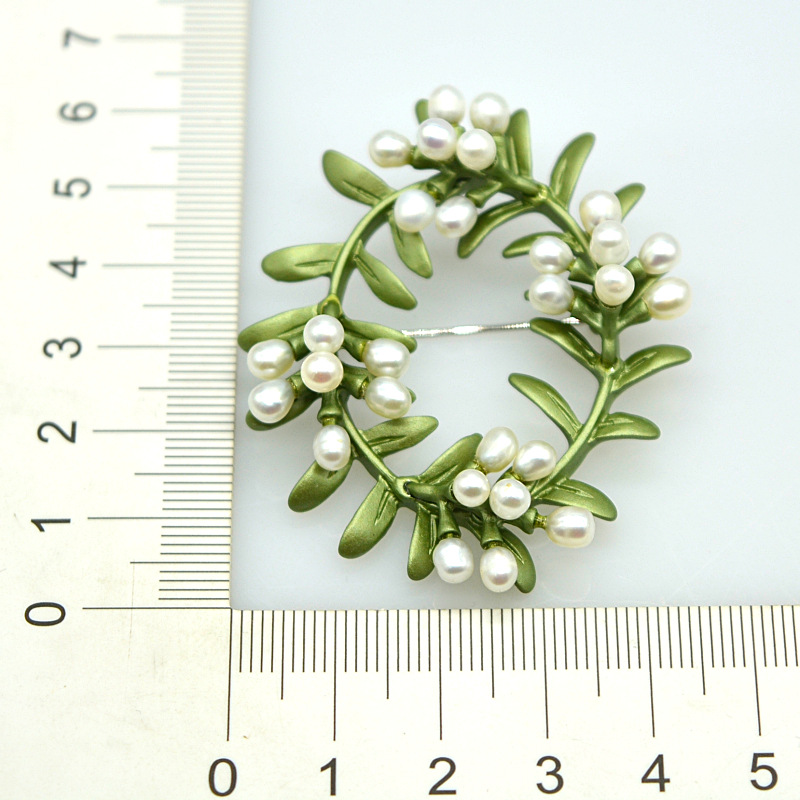 Cài áo  thời trang vòng nguyệt quế lá xanh phối ngọc trai nước ngọt GC202