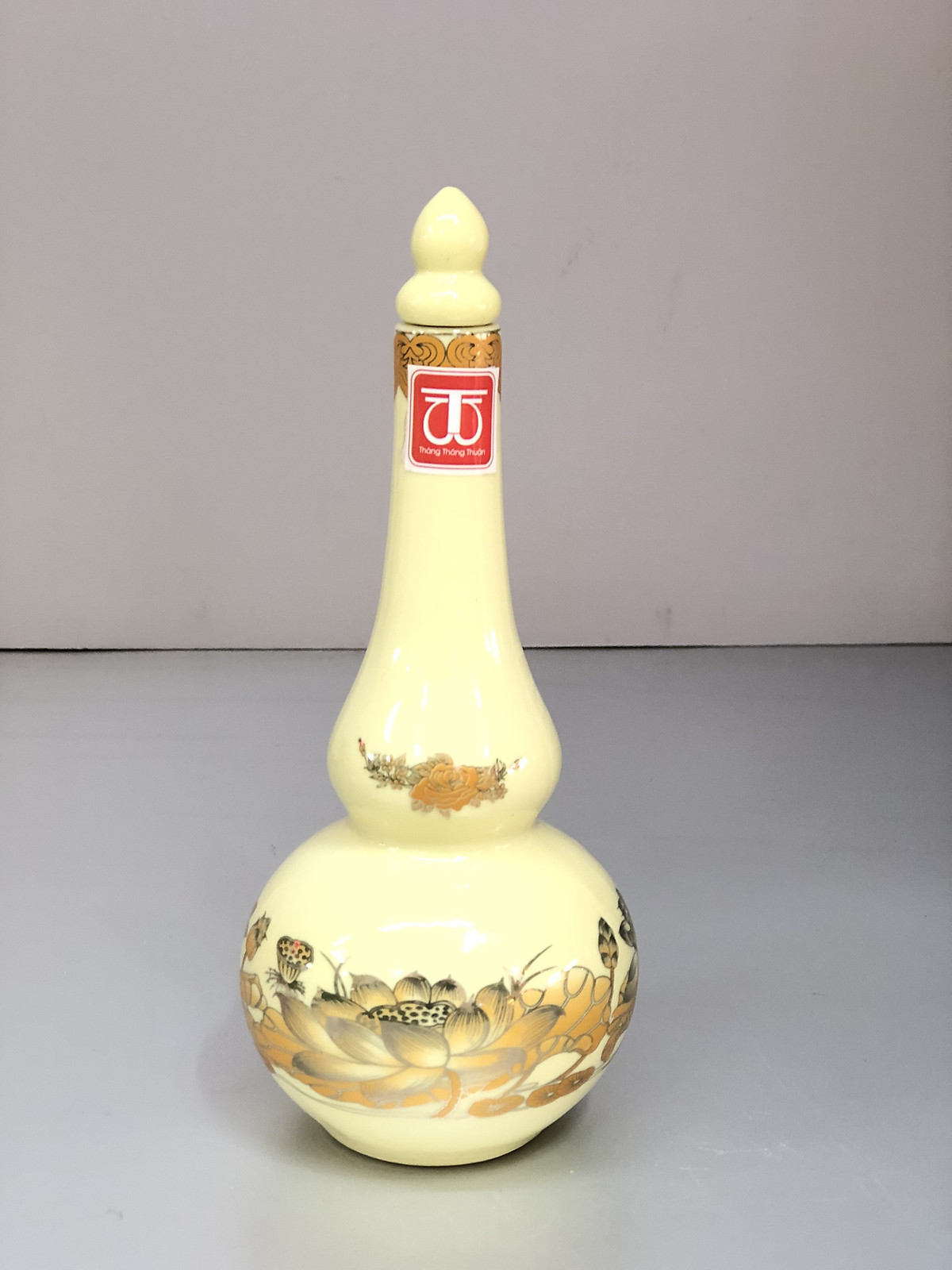 Nậm thờ bằng sứ hoạ tiết hoa sen vàng -TL308