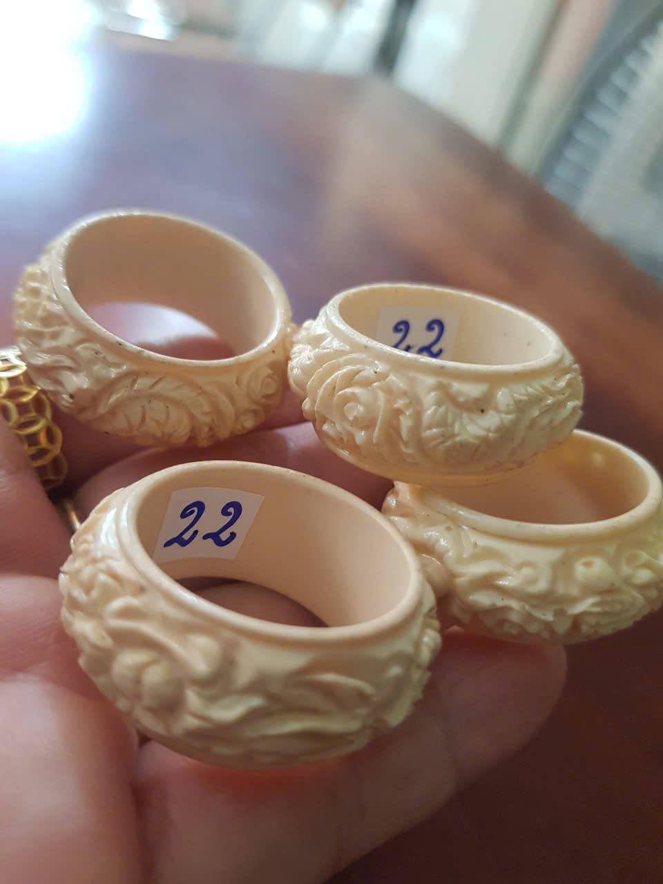 Nhẫn Nam Giả Ngà hay Xương Mỹ Nghệ Chạm Rồng Nổi Lượn Bản tròn Ni 22mm Cao 13mm Dầy 5mm màu trắng Dành Cho Các Anh Nam đeo nhẫn ngón tay cái hay bất kỳ ngón tay nào ni lọt vừa tay là 22mm rẻ vẫn đẹp như thường ạ